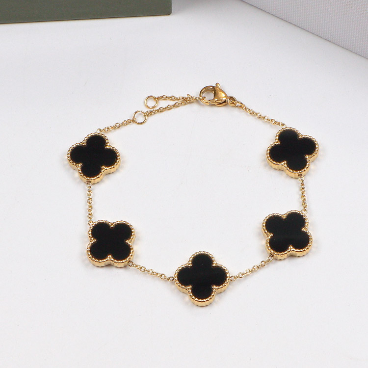 Celine klaver armband zwart — detail van het klavermotief