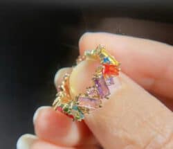 Goudkleurige ring met multicolor zirconia steentjes