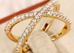 Goudkleurige Gigi ring met kruismotief, 18k gold plated