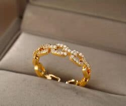 Verstelbare goudkleurige Leila ring met fijne steentjes