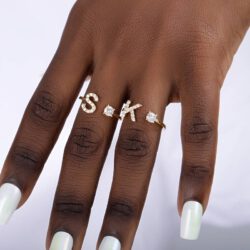 Verstelbare goudkleurige initial ring met letter