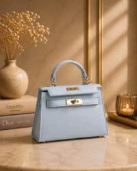 Amélie handtas van echt leer in babyblauw met goudkleurige hardware
