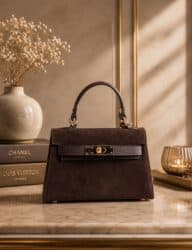 Amélie handtas van leer en suède in warm bruin met goudkleurige hardware