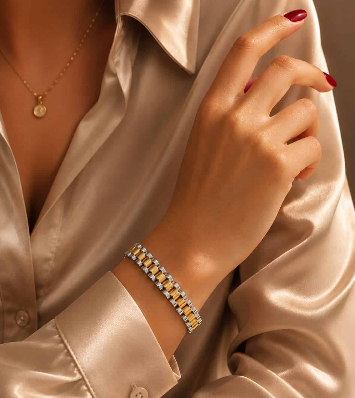 Two-tone Lumiere schakelarmband in goud- en zilverkleur om de pols
