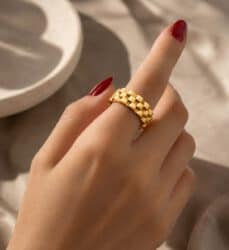 Goudkleurige Lumiere ring van roestvrij staal, gedragen om de vinger