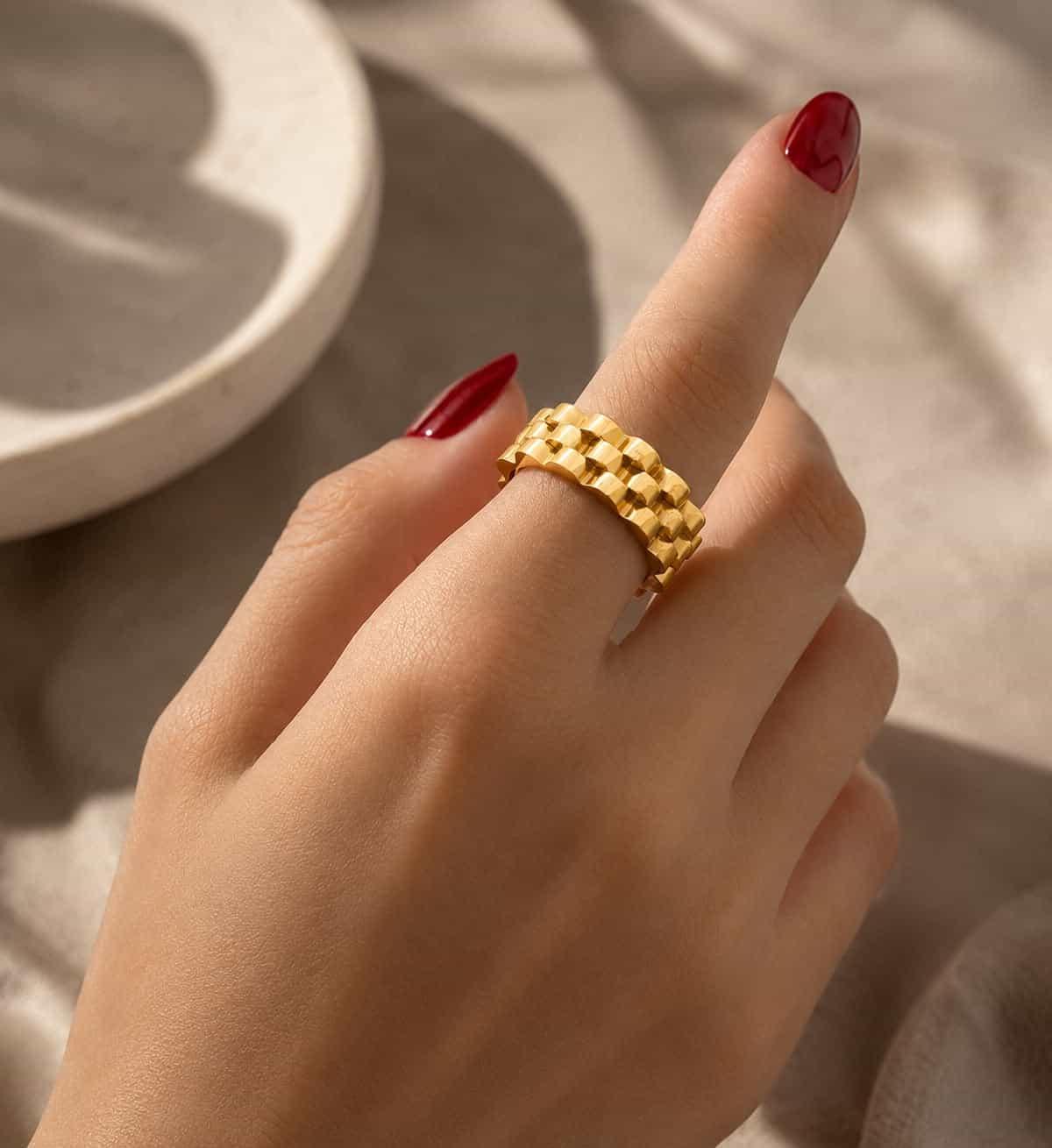 Goudkleurige Lumiere ring van roestvrij staal, gedragen om de vinger